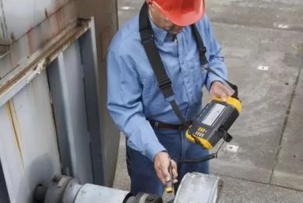 FLUKE Измеритель вибрации 810 Fluke 810 — ускорение, 3 оси